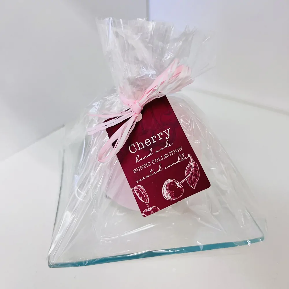DEKORACE SVÍČKA NA SKLENĚNÉ PODLOŽCE - RUSTIC CHERRY