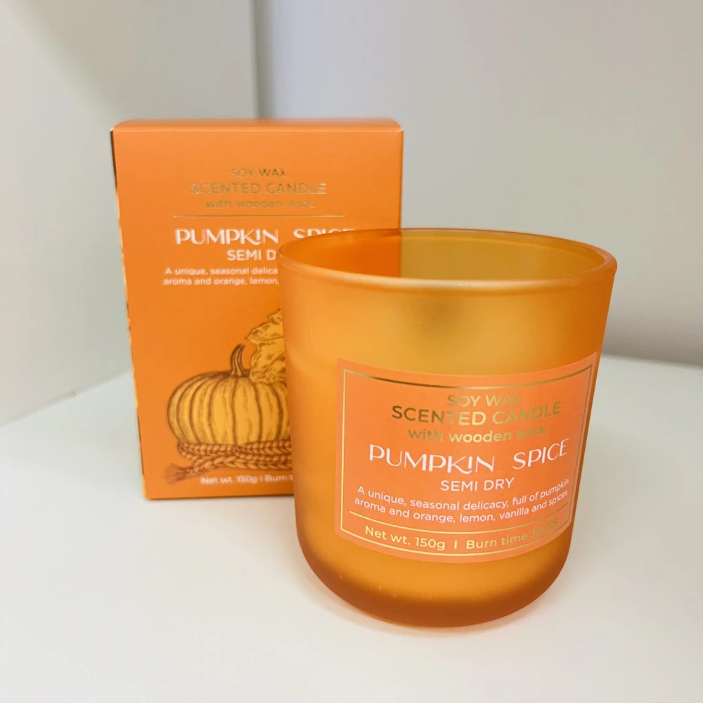 SVÍČKA VE SKLE S DŘEVĚNÝM KNOTEM PUMPKIN SPICE
