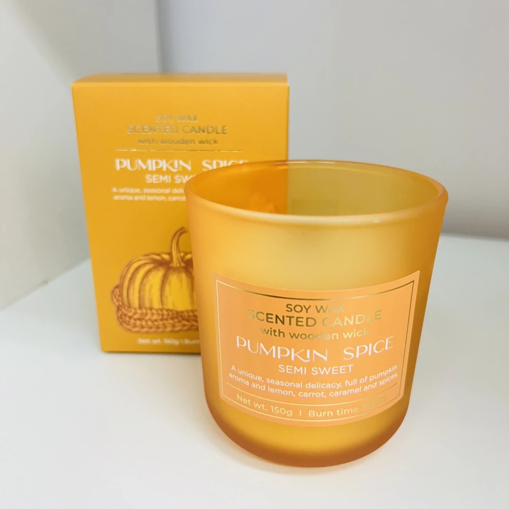SVÍČKA VE SKLE S DŘEVĚNÝM KNOTEM PUMPKIN SPICE