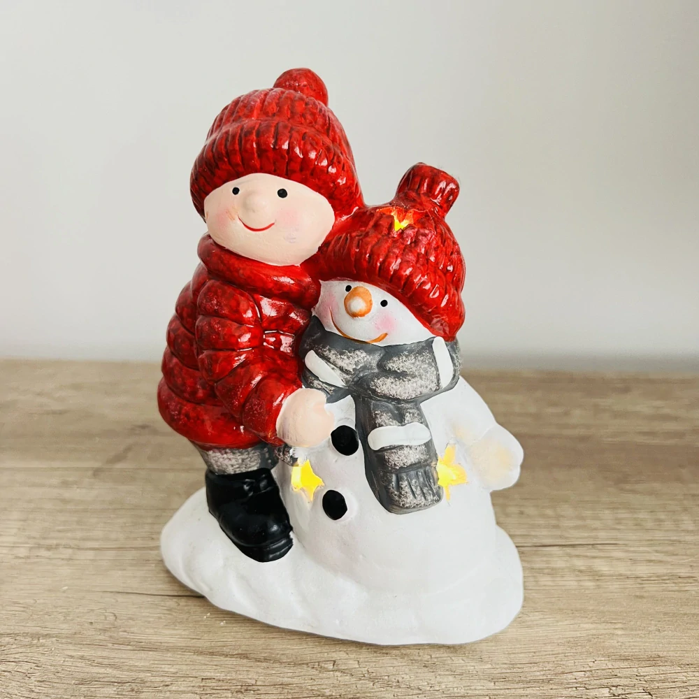 DEKORACE KERAMICKÁ FIGURKA CHLAPCE SE SNĚHULÁKEM A LED OSVĚTLENÍM