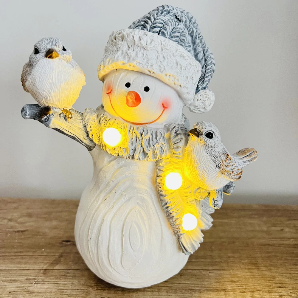 ZIMNÍ DEKORACE FIGURKA SNĚHULÁKA S DVĚMA PTÁČKY A LED OSVĚTLENÍM
