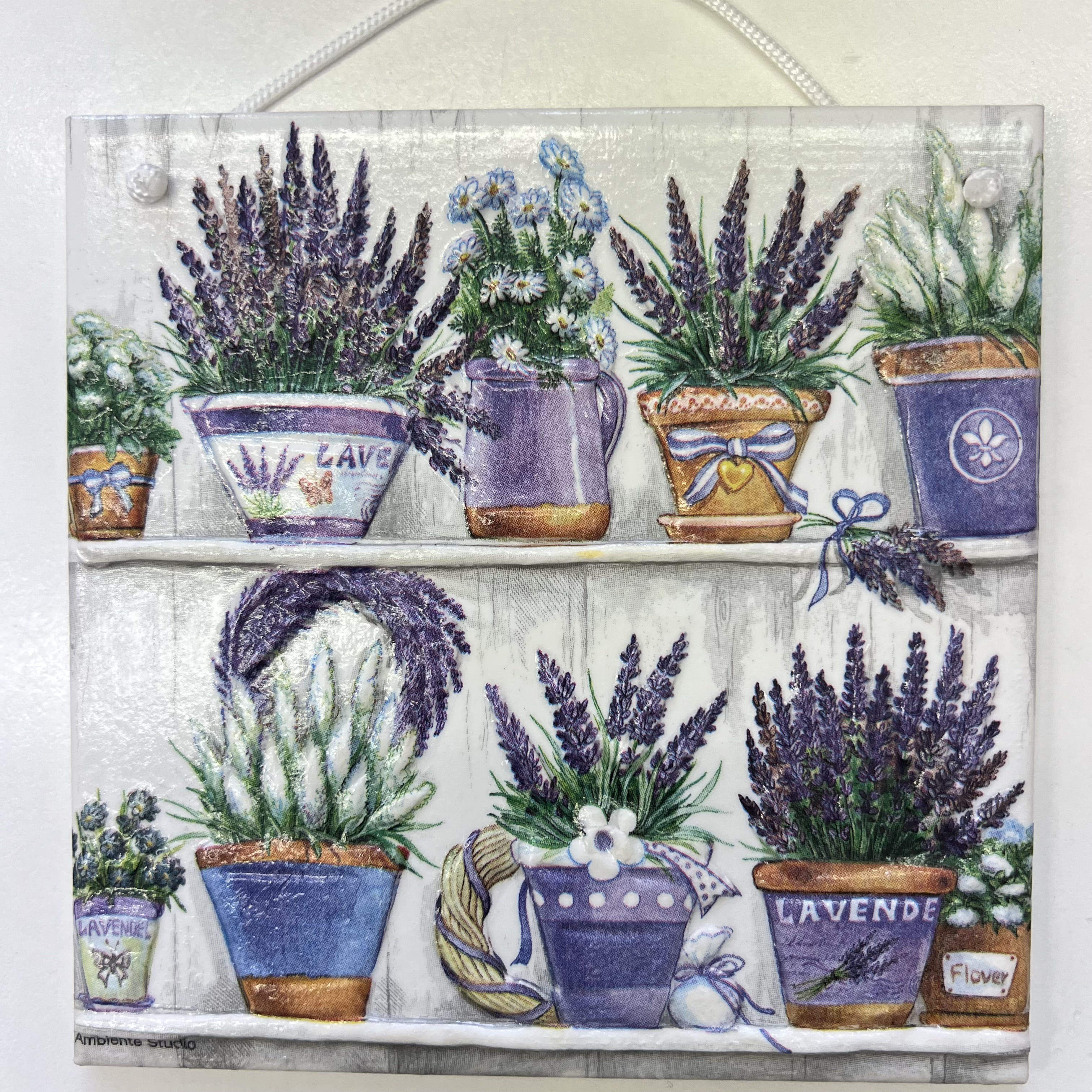 DEKORACE K ZAVĚŠENÍ DLAŽDICE ZDOBENÁ TECHNIKOU DECOUPAGE 3D