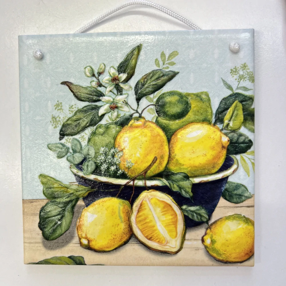 KERAMICKÁ DLAŽDICE ZDOBENÁ TECHNIKOU DECOUPAGE 3D