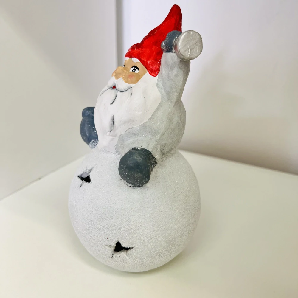 FIGURKA ZIMNÍ  MIKULÁŠ SEDÍCÍ NA SNĚHOVÉ KOULI S LED OSVĚTLENÍM