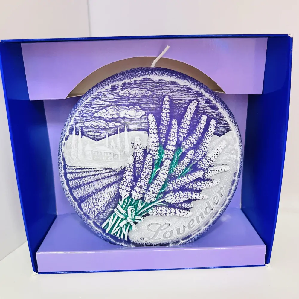 SVÍČKA DISK S DEKOREM A VŮNÍ LEVANDULE 