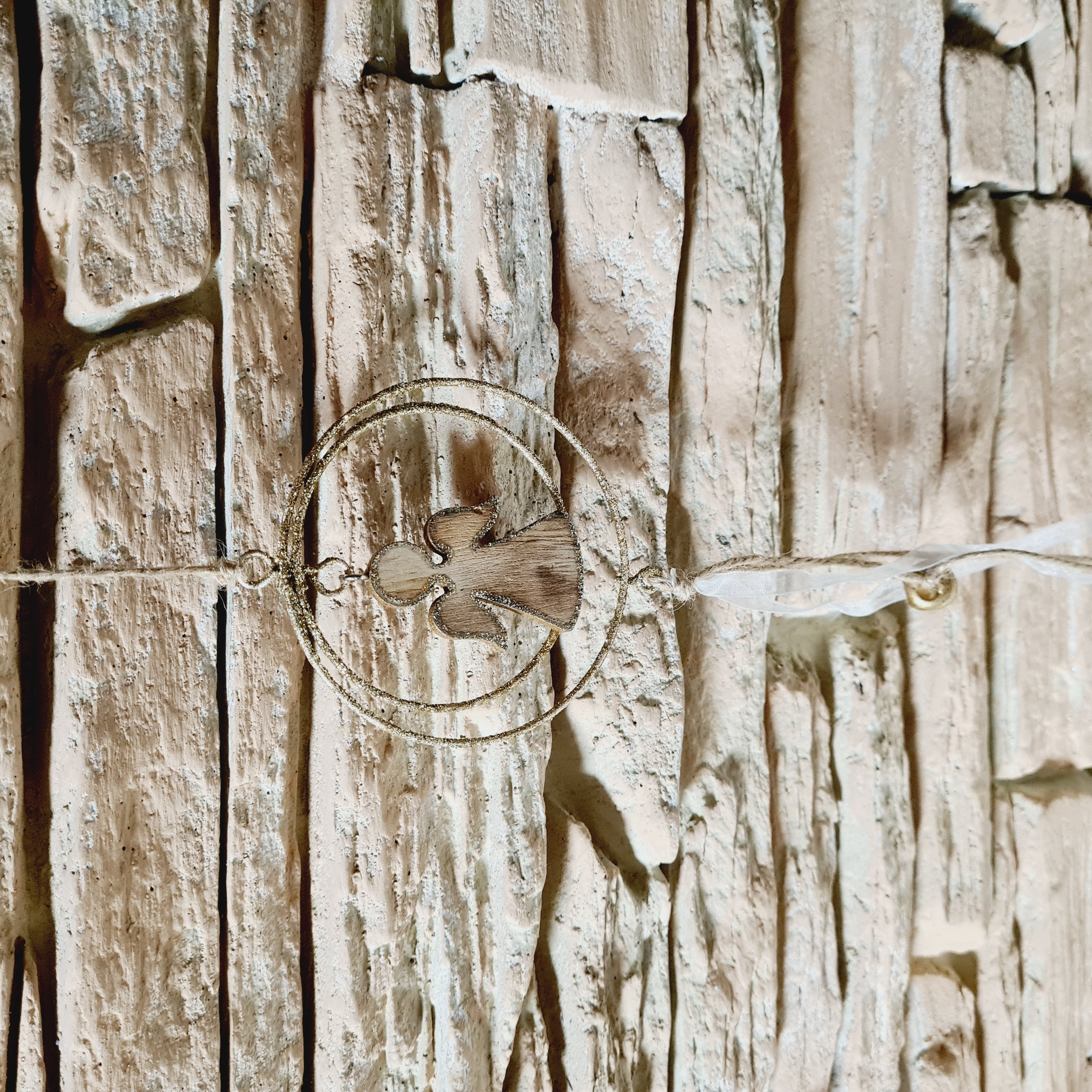 ZIMNÍ DEKORACE ZÁVĚS S ANDÍLKEM V KRUZÍCH 