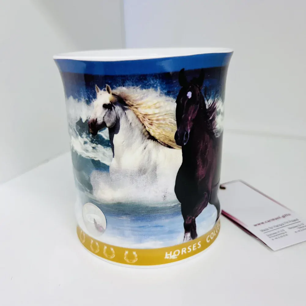 HRNEK PORCELÁNOVÝ MOTIV KONĚ BALENÝ V DÁRKOVÉ KRABIČCE