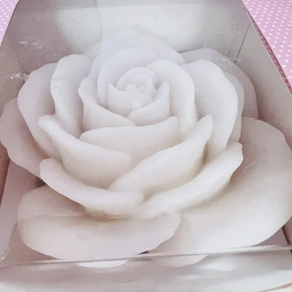 NOVÁ CENA - SVÍČKA VELVET ROSE SLONOVÁ KOST BALENA V DÁRKOVÉ KRABIČCE