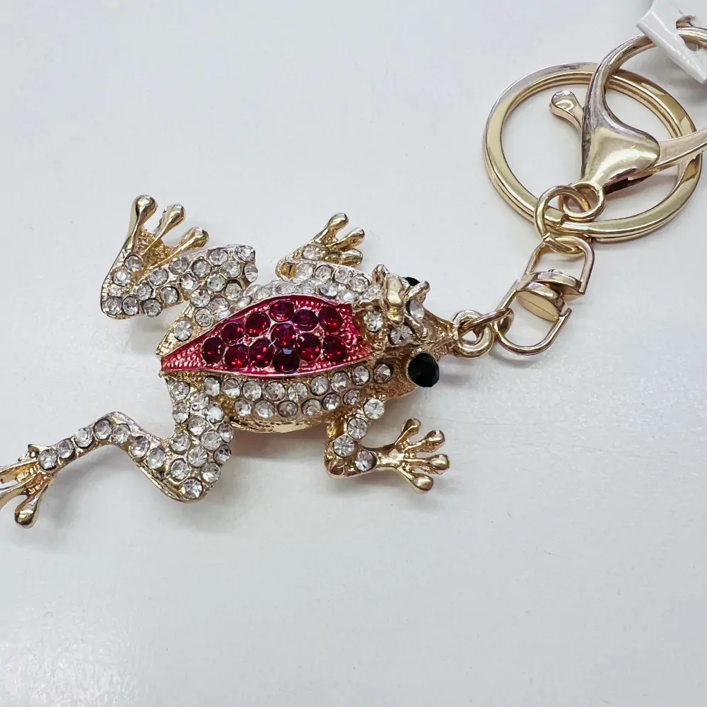 KOVOVÝ PŘÍVĚSEK NA KABELKU - ŽÁBA