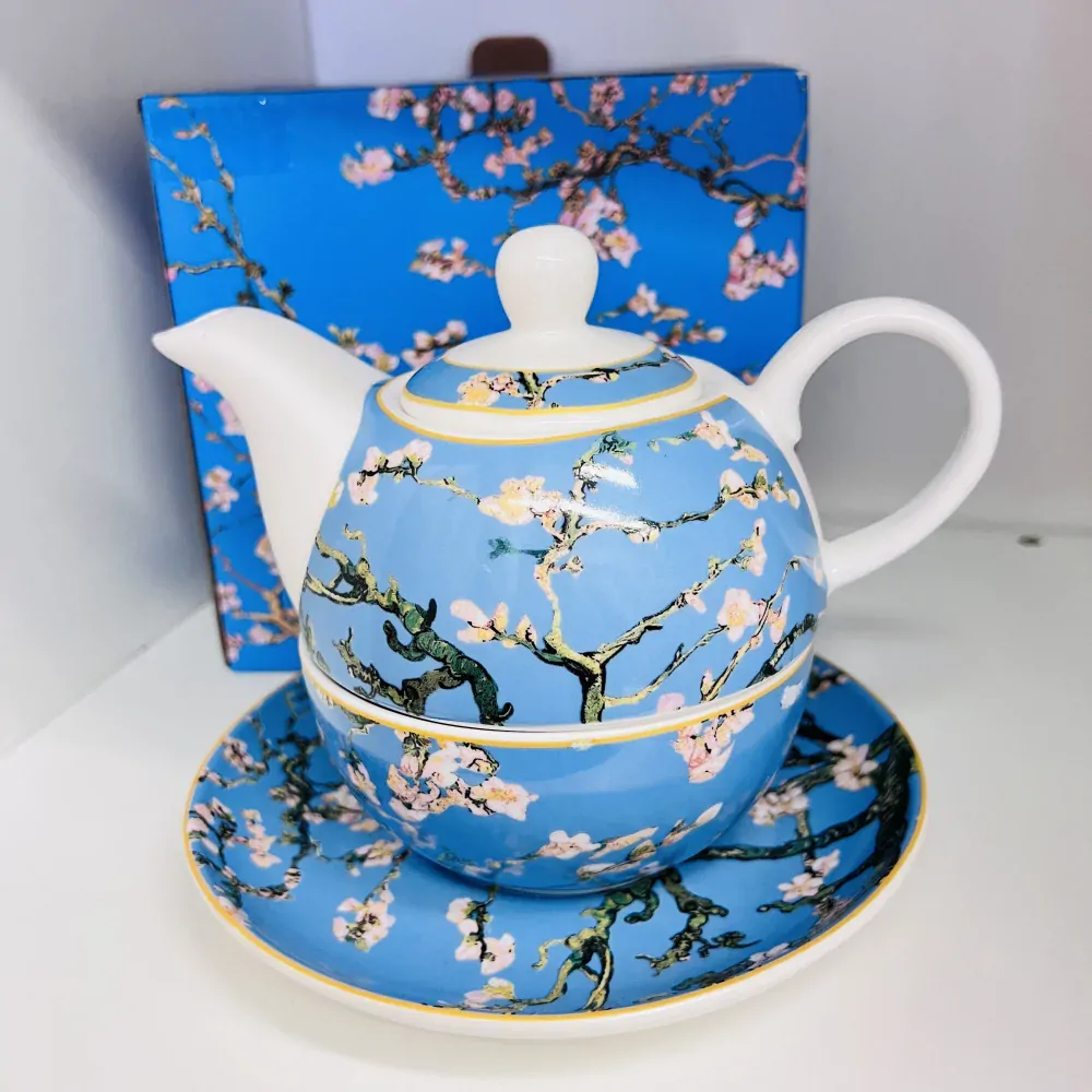 PORCELÁNOVÁ SADA ŠÁLEK S KONVIČKOU BALENÉ V DEKOROVANÉM BOXU