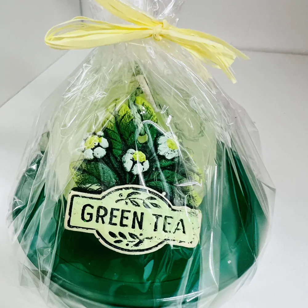 SVÍČKA NA SKLENĚNÉM PODSTAVCI GREEN TEA