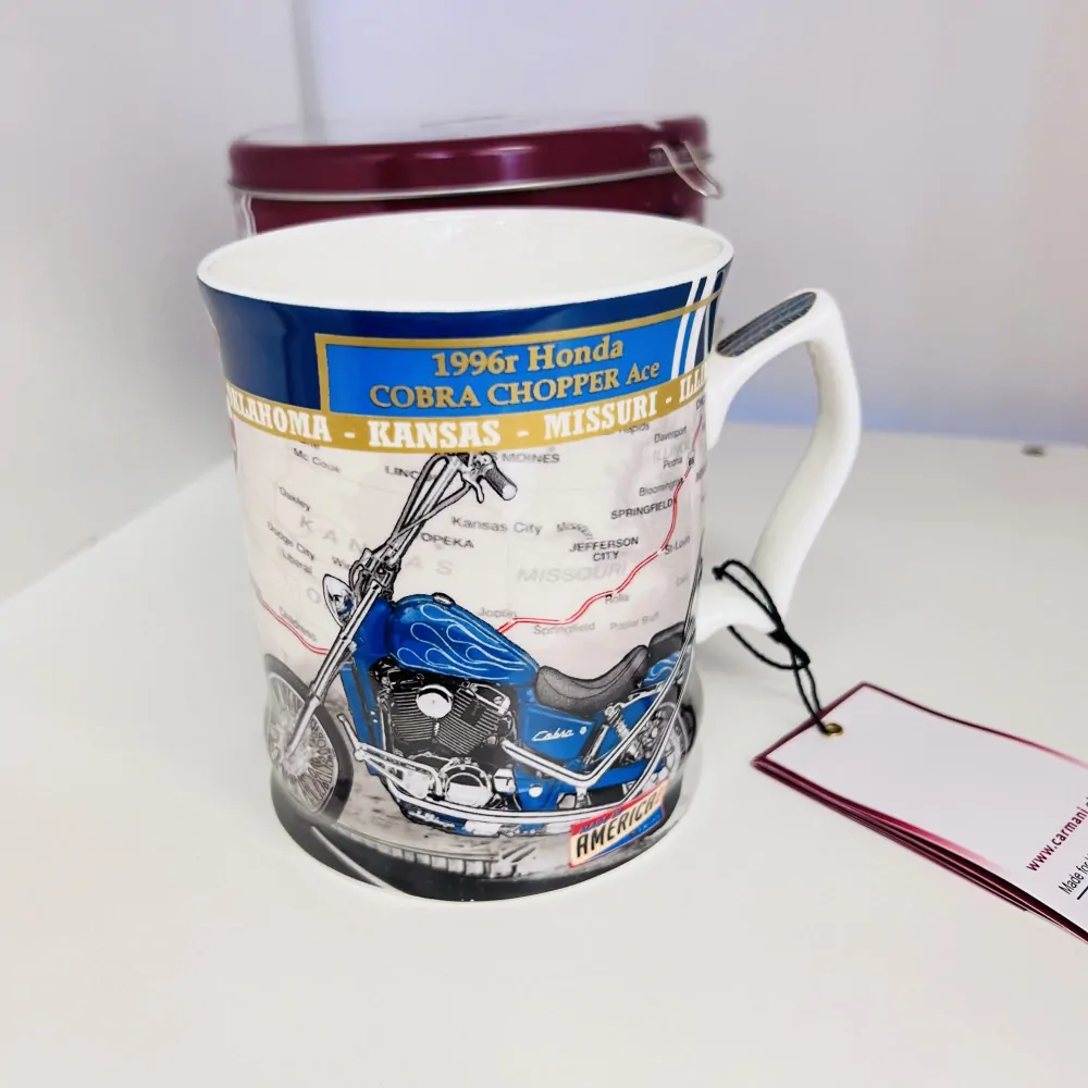 HRNEK V DÁRKOVÉM BALENÍ PLECHOVÁ POKLADNIČKA MOTIV ROUTE66