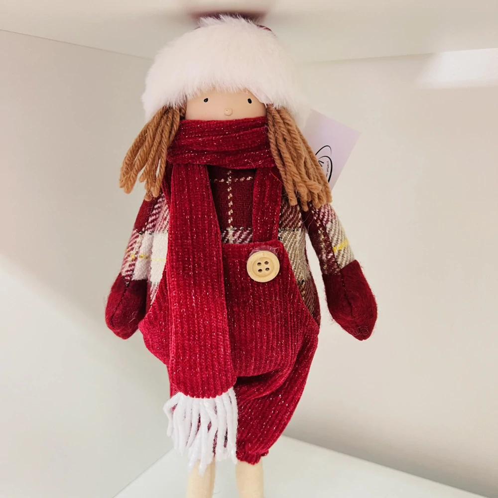 ZIMNÍ DEKORACE STOJÍCÍ HOLČIČKA