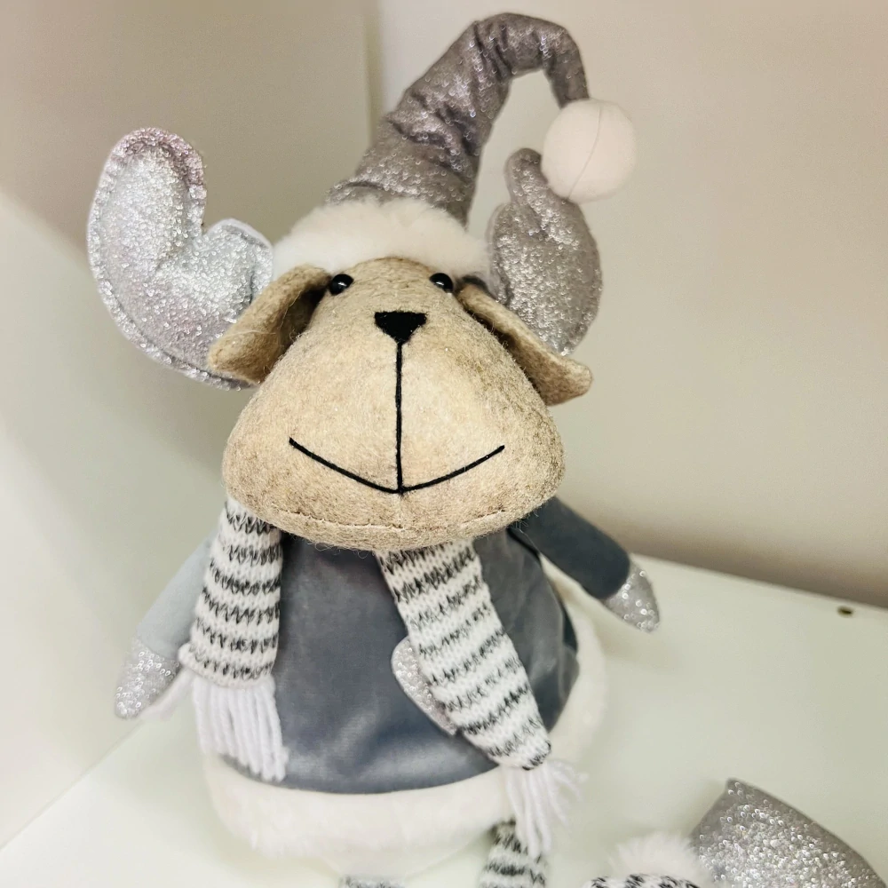 ZIMNÍ DEKORACE TEXTILNÍ FIGURKA SEDÍCÍHO SOBA