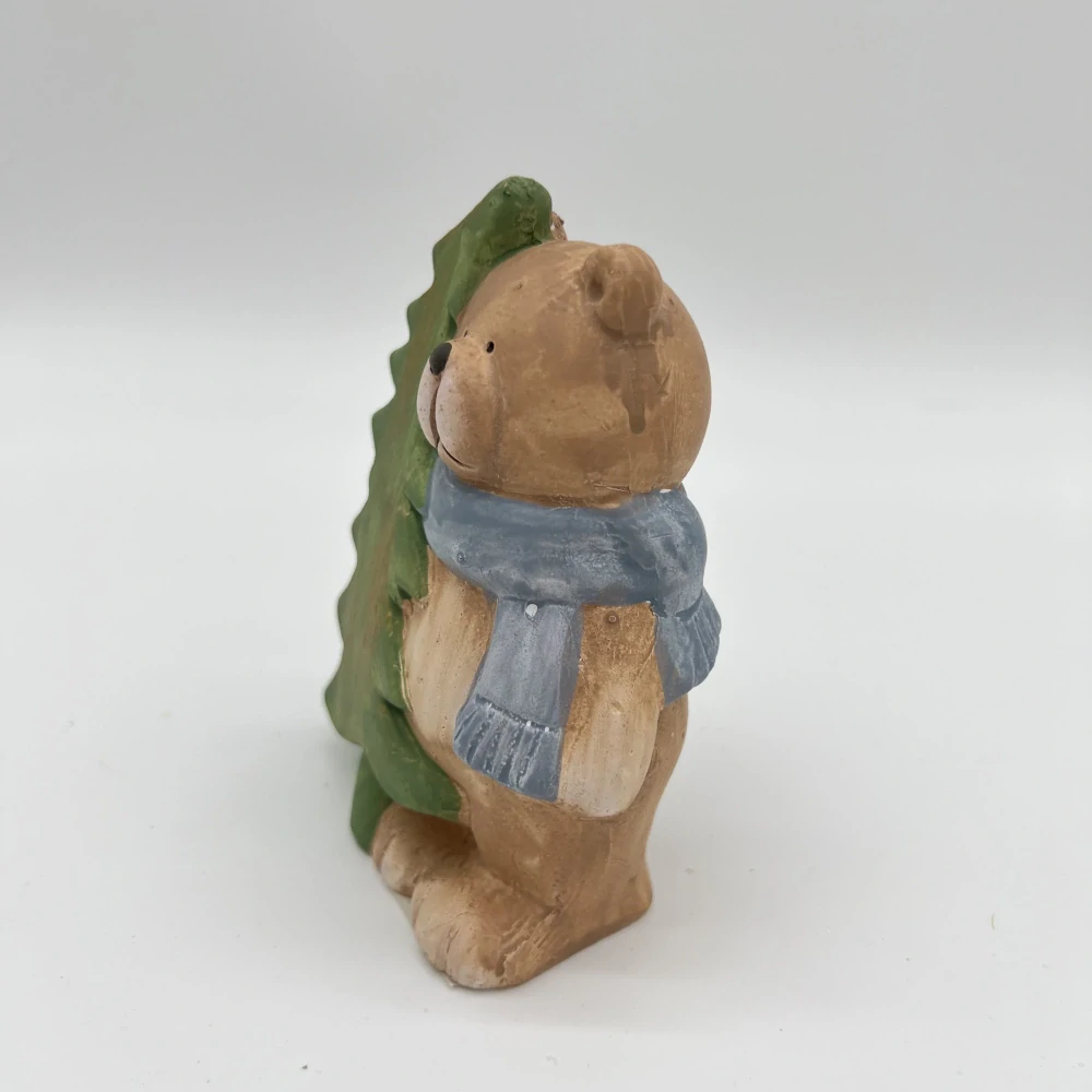 ZIMNÍ DEKORACE FIGURKA MEDVÍDKA SE STROMEČKEM MENŠÍ