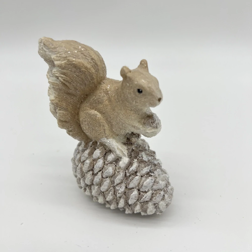 ZIMNÍ DEKORACE FIGURKA VEVERKY SE ŠIŠKOU