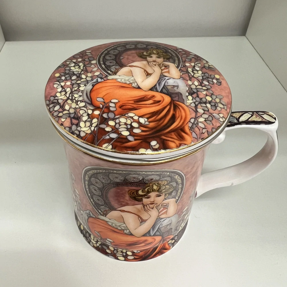 DÁRKOVÝ HRNEK NA BYLINKY MOTIV ALPHONSE MUCHA