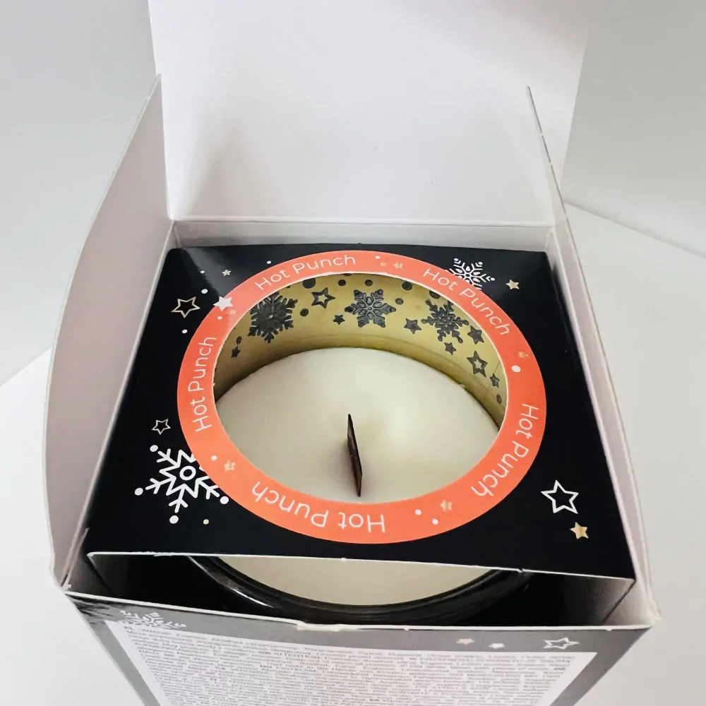 ZIMNÍ DEKORACE SVÍČKA S DŘEVĚNÝM KNOTEM VE SKLE V DÁRKOVÉM BALENÍ