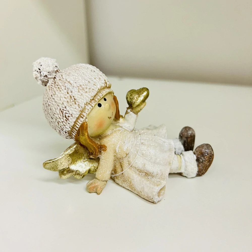 ZIMNÍ DEKORACE FIGURKA ANDĚLKY SE SRDÍČKEM LEŽÍCÍ 