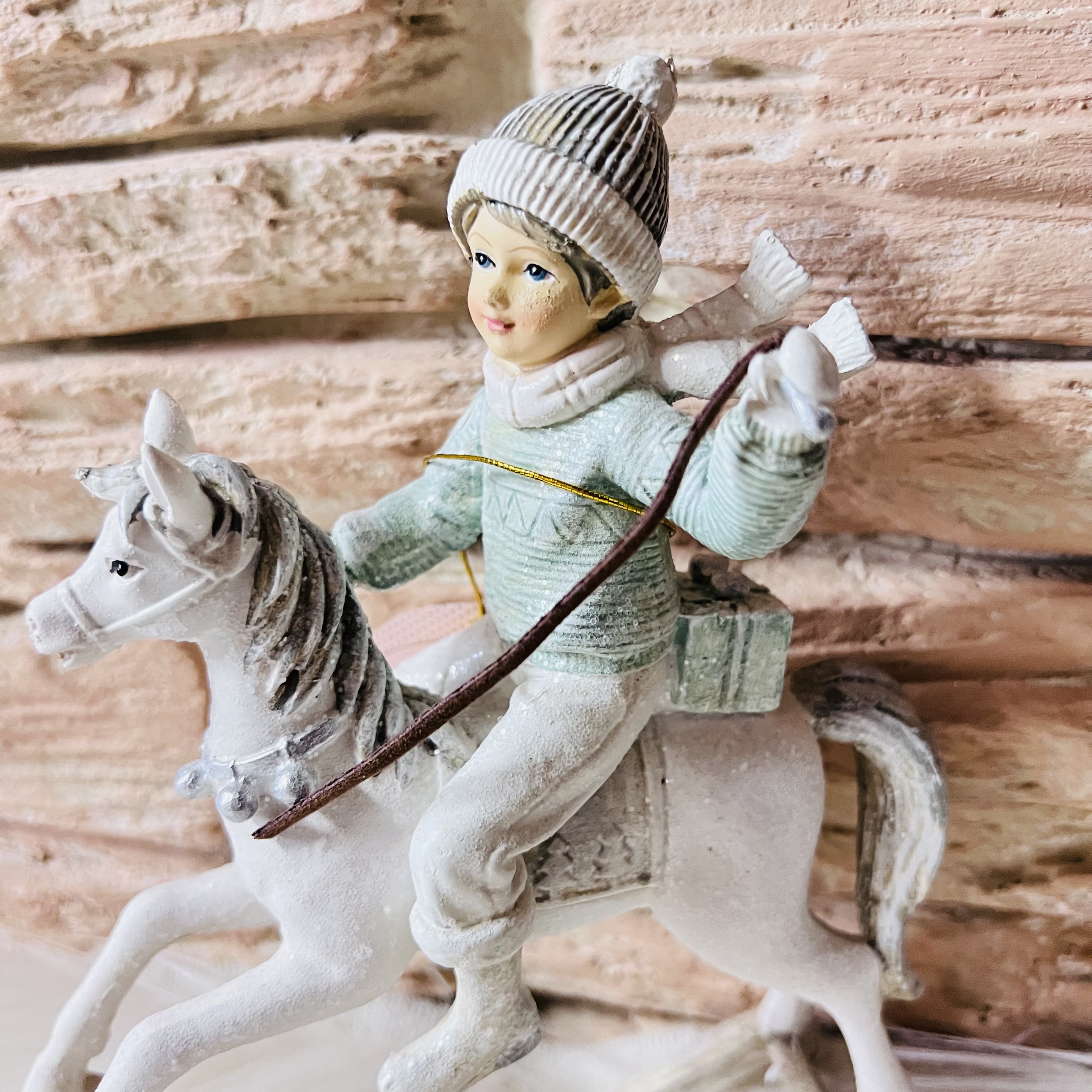 ZIMNÍ DEKORACE FIGURKA CHLAPCE NA KONI