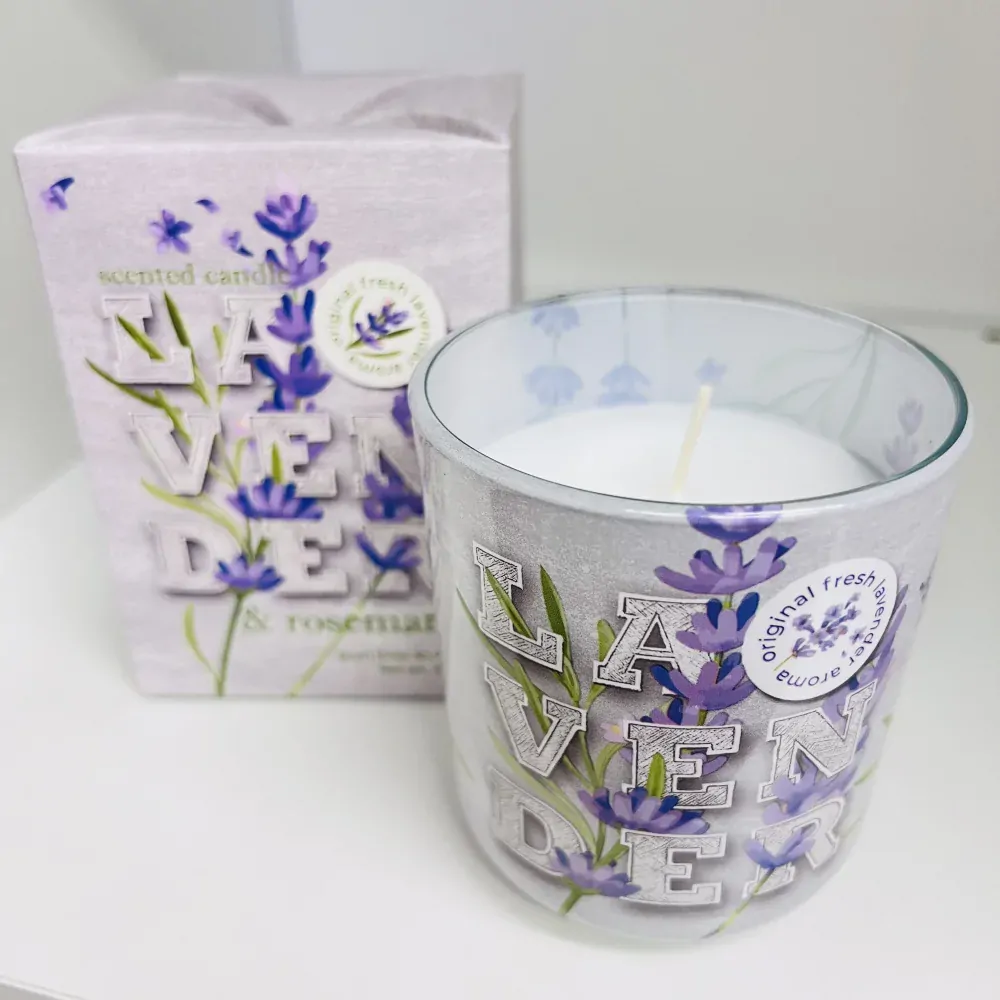 SVÍČKA VE SKLE S MOTIVEM A VŮNÍ LEVANDULE