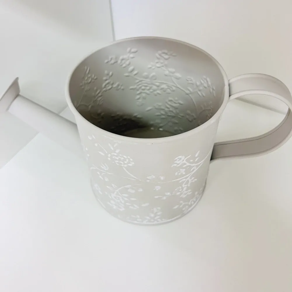 DEKORACE KONVIČKA ŠEDÁ