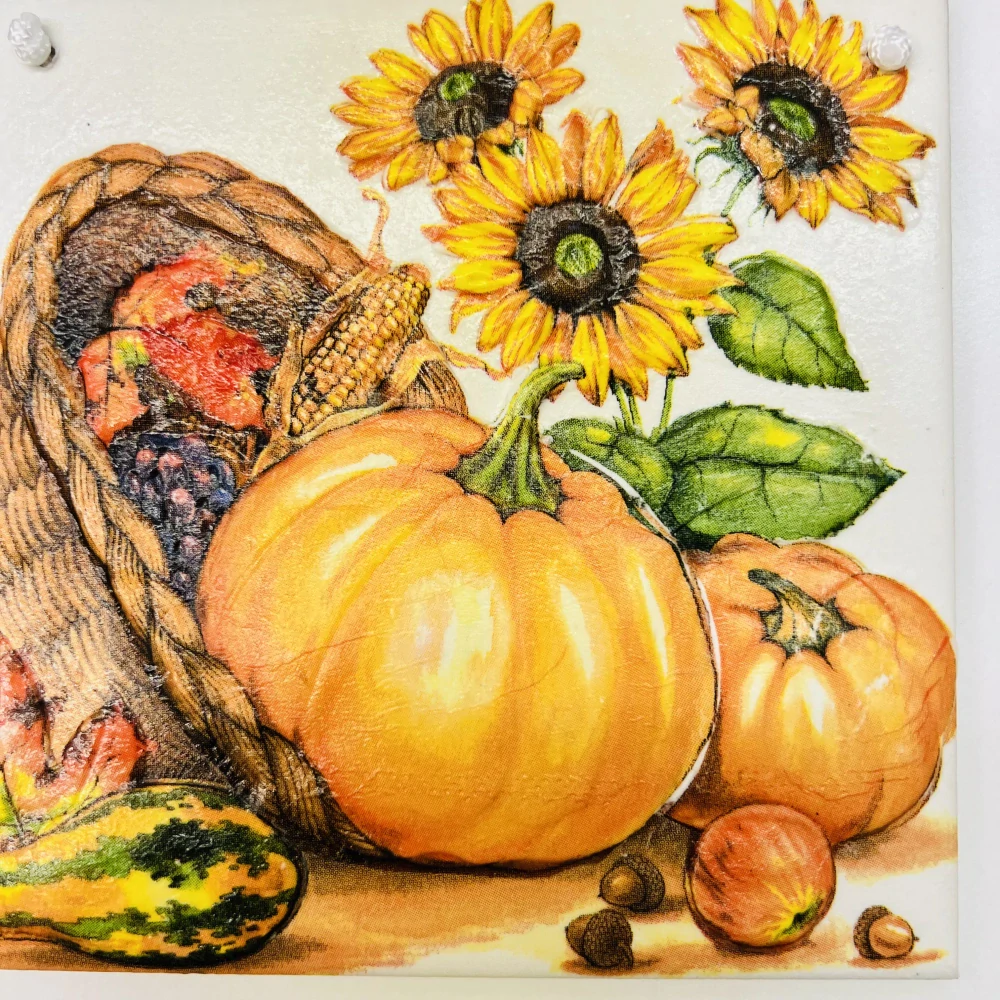DEKORACE K ZAVĚŠENÍ DLAŽDICE ZDOBENA TECHNIKOU DECOUPAGE 3D