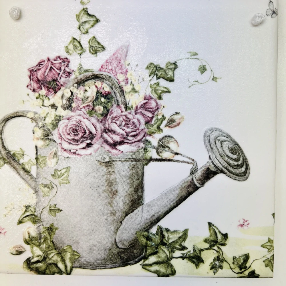 DEKORACE K ZAVĚŠENÍ DLAŽDICE ZDOBENA TECHNIKOU DECOUPAGE 3D