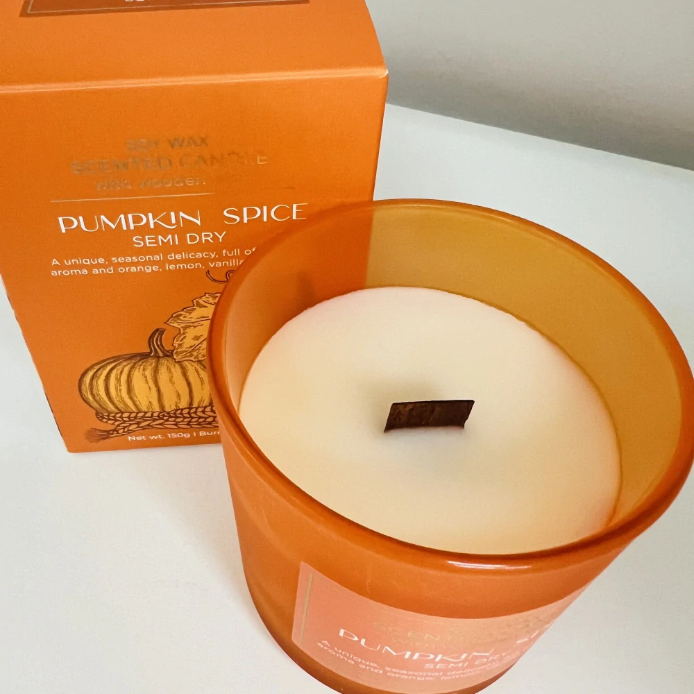 SVÍČKA VE SKLE S DŘEVĚNÝM KNOTEM PUMPKIN SPICE