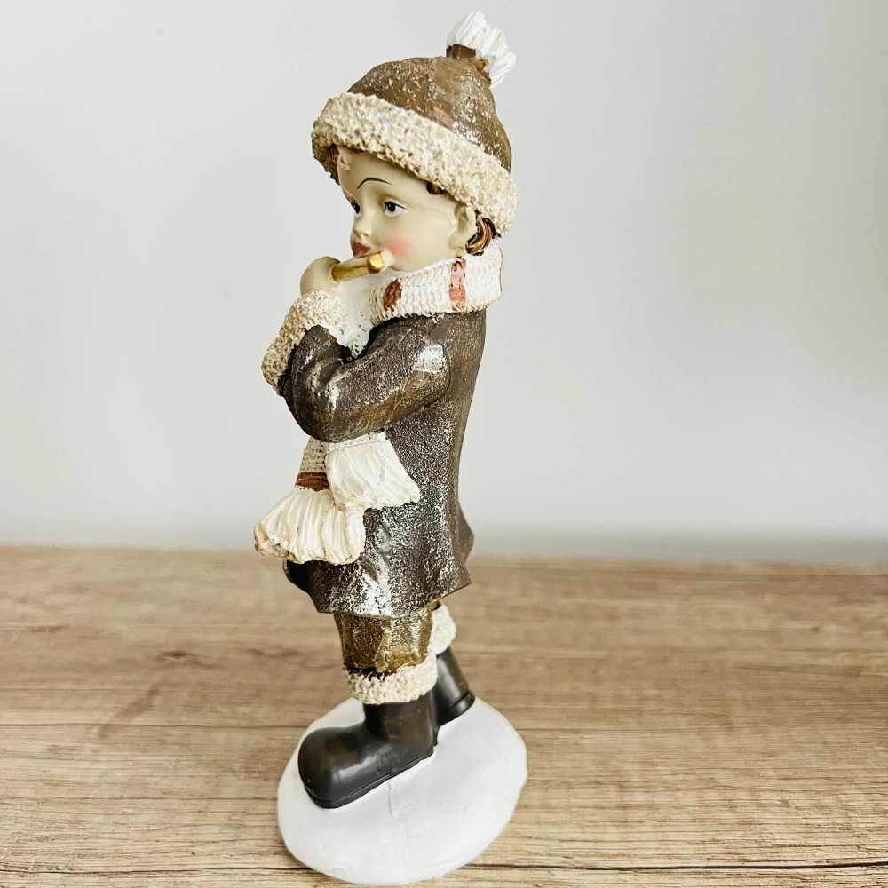 ZIMNÍ DEKORACE FIGURA CHLAPCE S FLÉTNOU