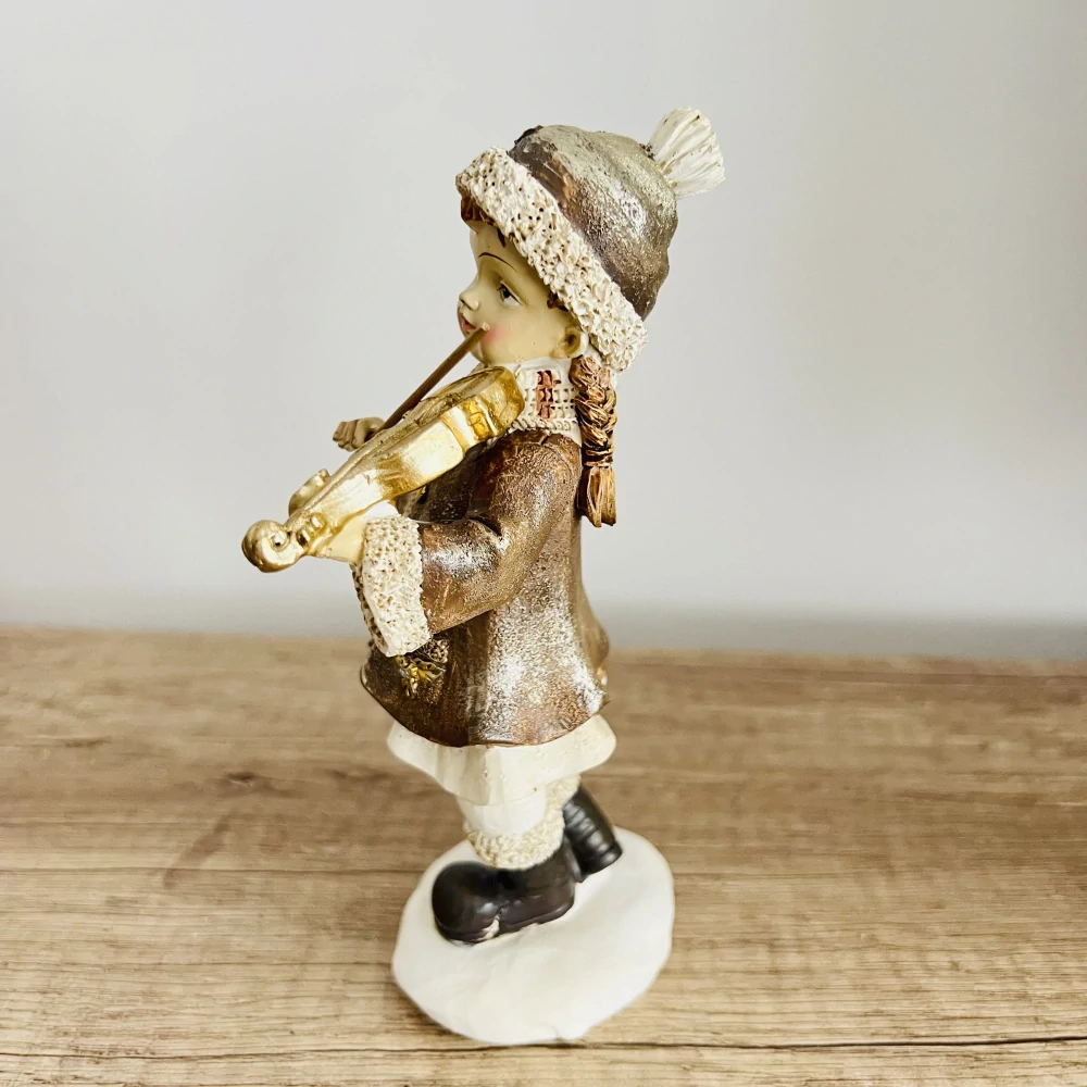 ZIMNÍ DEKORACE FIGURA DÍVKY HRAJÍCÍ NA HOUSLE