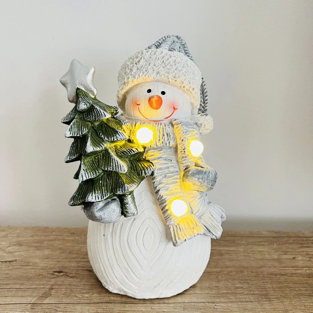 ZIMNÍ DEKORACE FIGURA SNĚHULÁKA SE STROMEČKEM A LED OSVĚTLENÍM