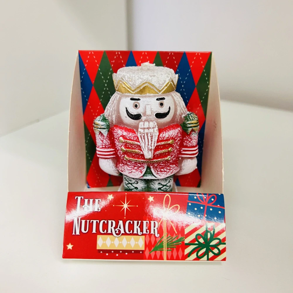 DEKORACE SVÍČKA VOJÁKA V ČERVENÉM MENŠÍ