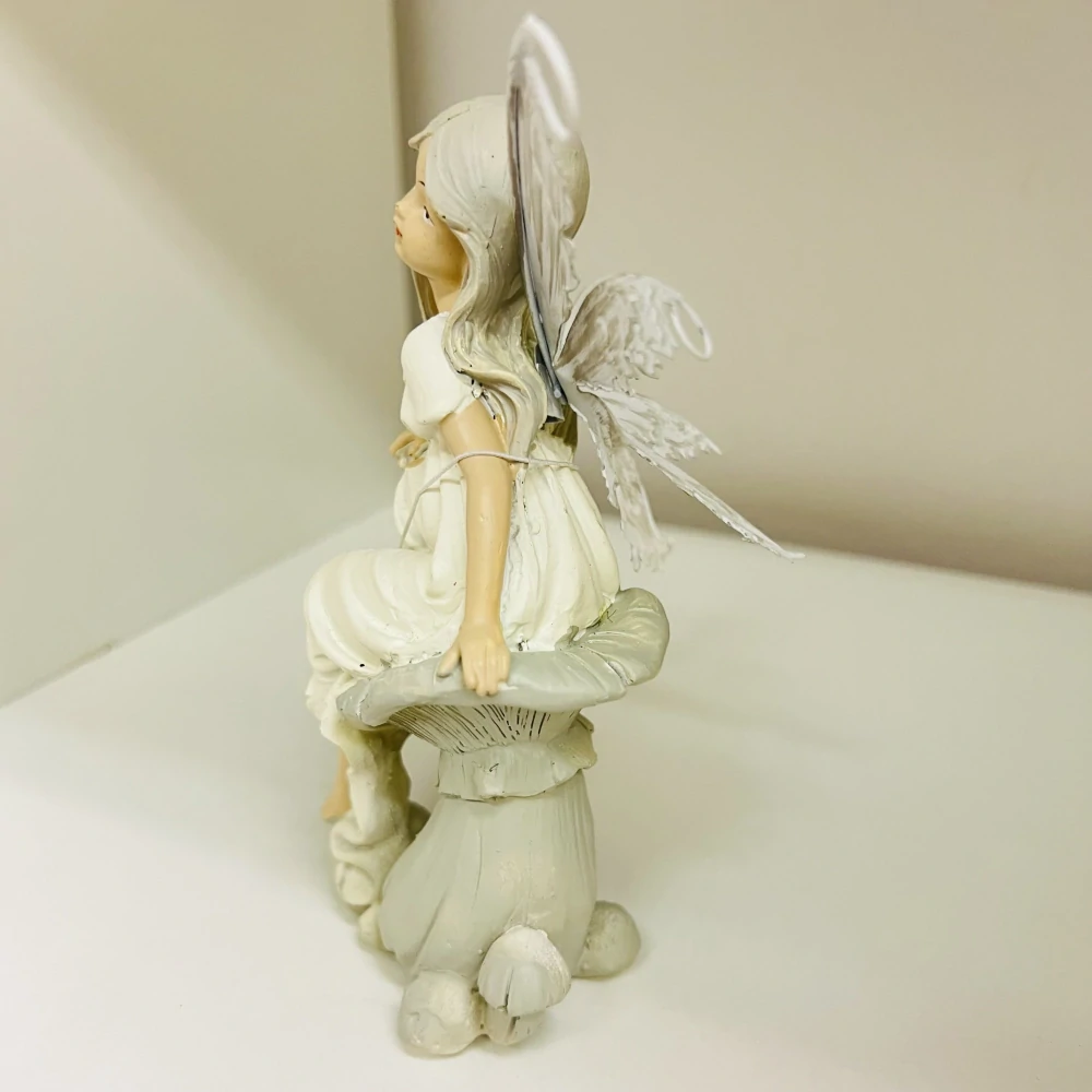 DEKORACE VÍLA SEDÍCÍ NA HOUBĚ