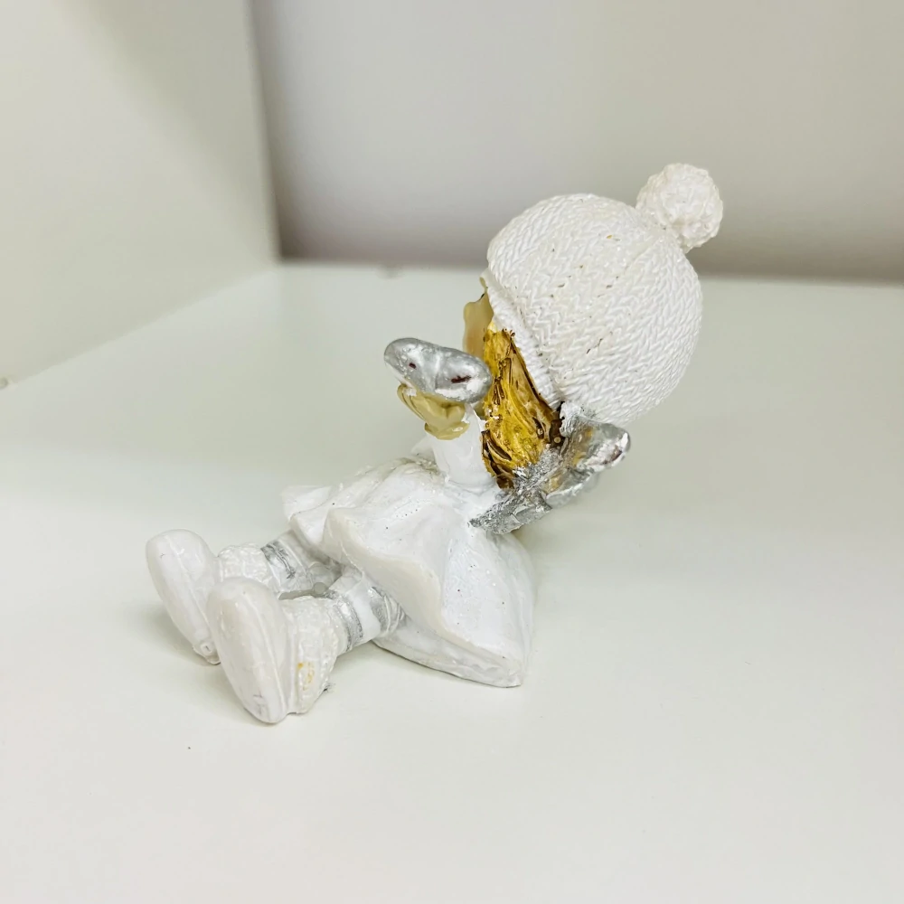 DEKORACE ZIMNÍ FIGURKA LEŽÍCÍ MIX DRUHU SE SRDÍČKEM A BEZ SRDÍČKA