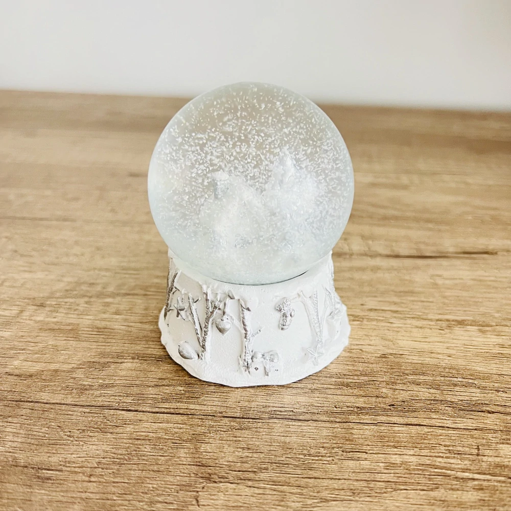 ZIMNÍ DEKORACE SNĚHOVÁ KOULE S CHALOUPKOU