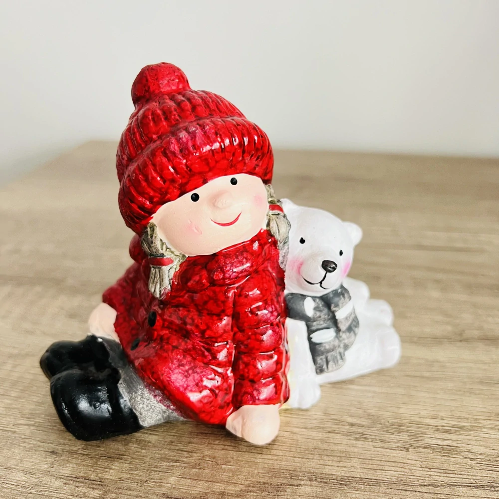 DEKORACE ZIMNÍ FIGURKA SEDÍCÍ DÍVKY S MEDVÍDKEM