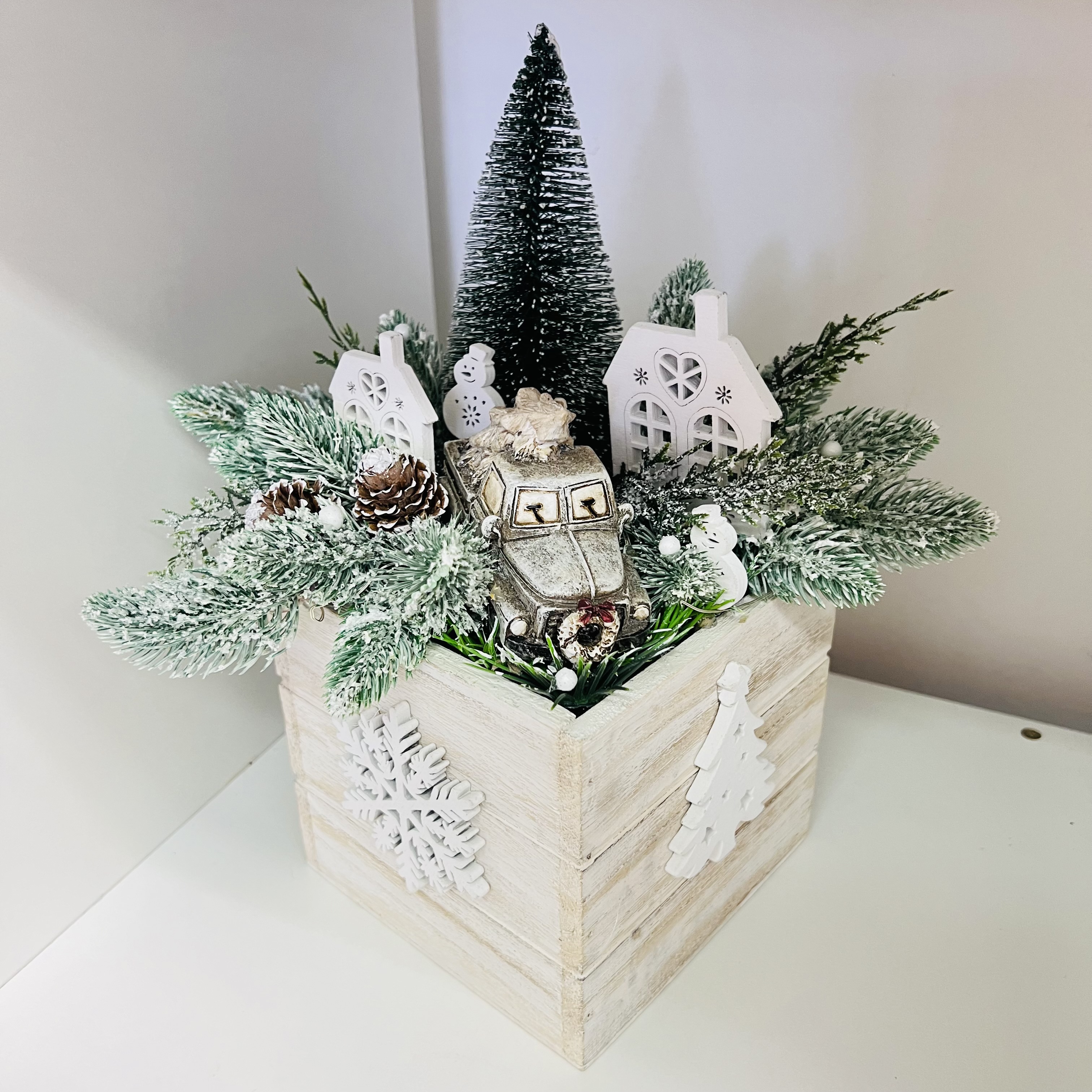 DEKORACE ZIMNÍ TRUHLÍK ZDOBENÝ S OSVĚTLENÍM 