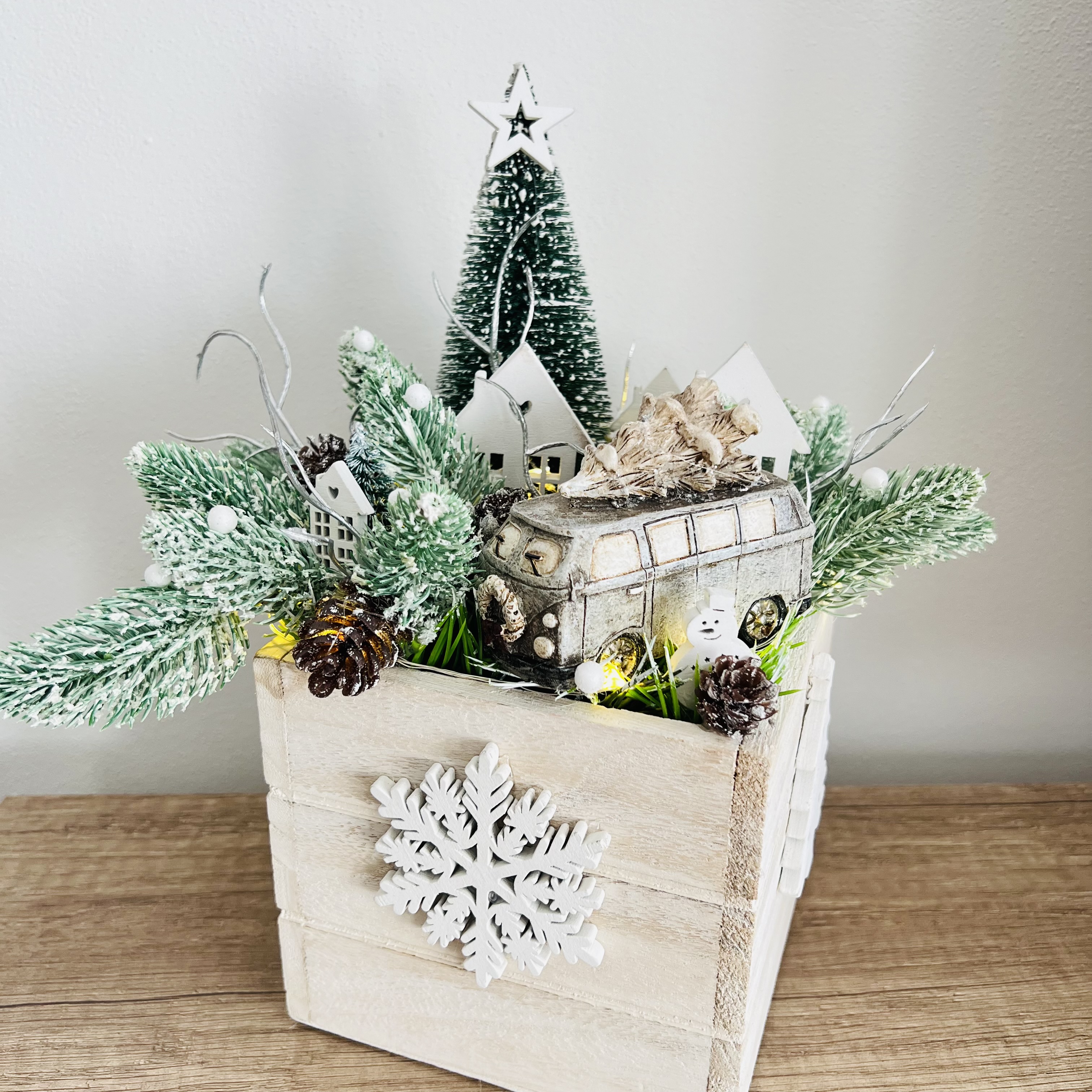 DEKORACE ZIMNÍ TRUHLÍK S OSVĚTLENÍM ZDOBENÝ 