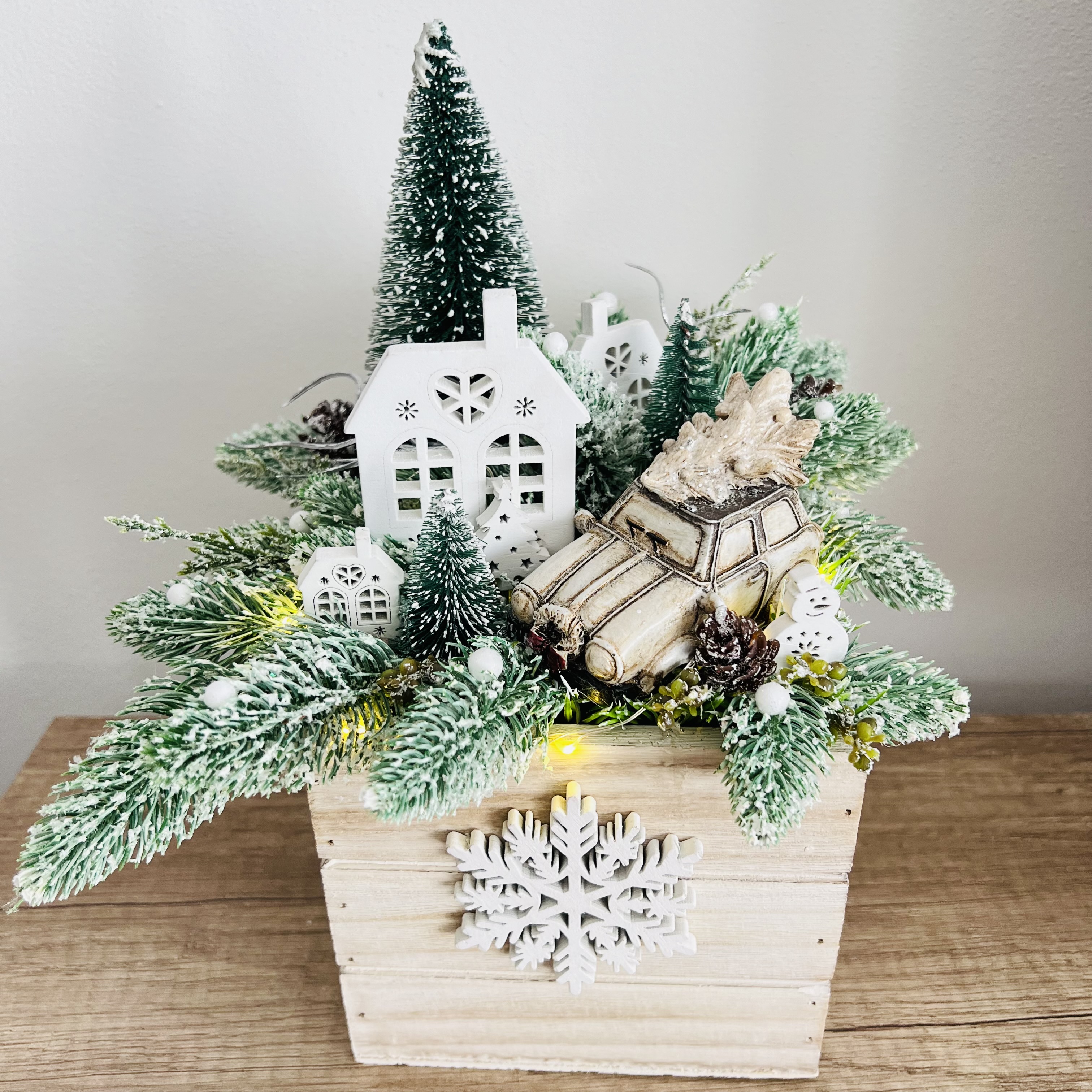 ZIMNÍ DEKORACE TRUHLÍK ZDOBENÝ S OSVĚTLENÍM 