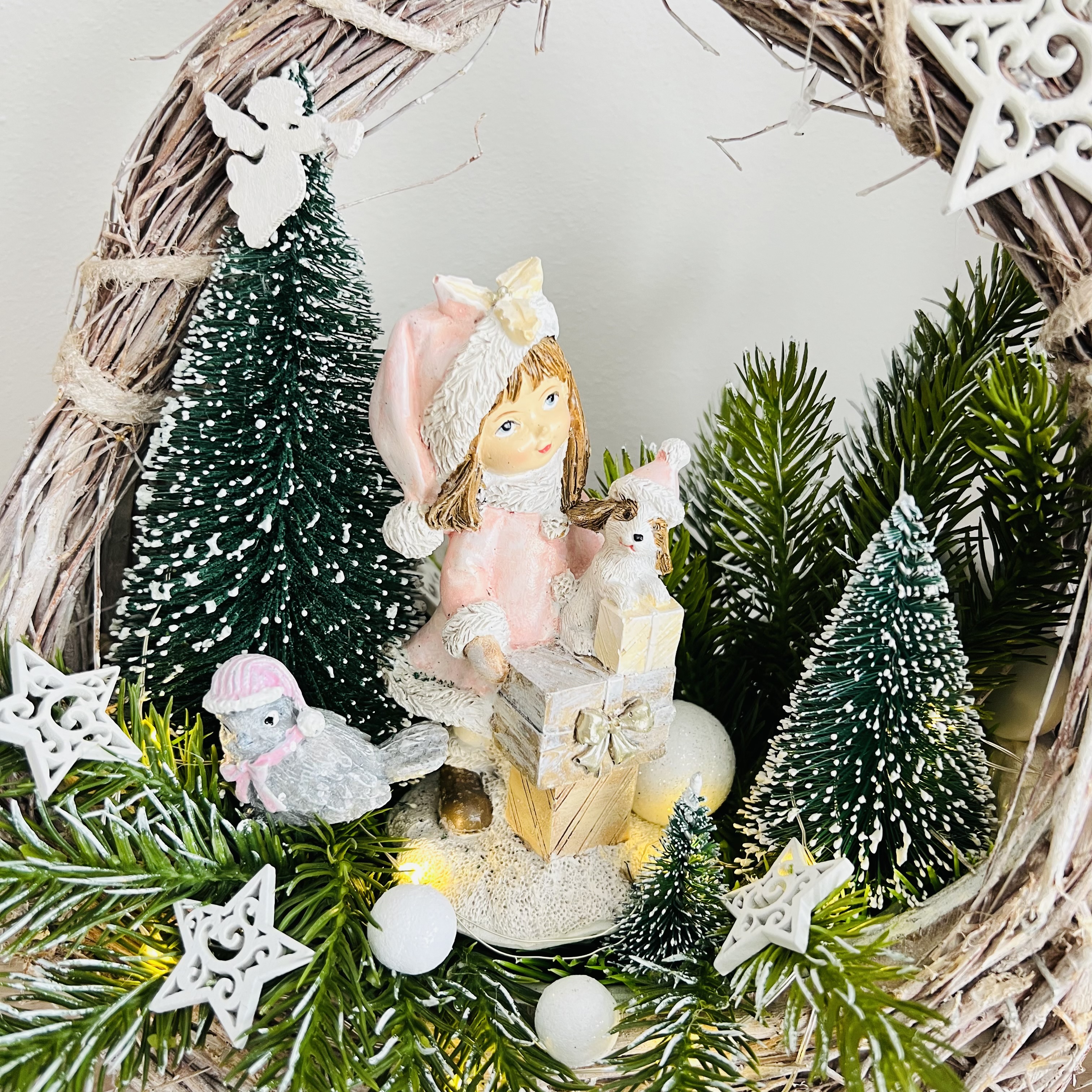 ZIMNÍ DEKORACE KOŠÍK ZDOBENÝ S OSVĚTLENÍM A FIGURKOU DÍVKY 
