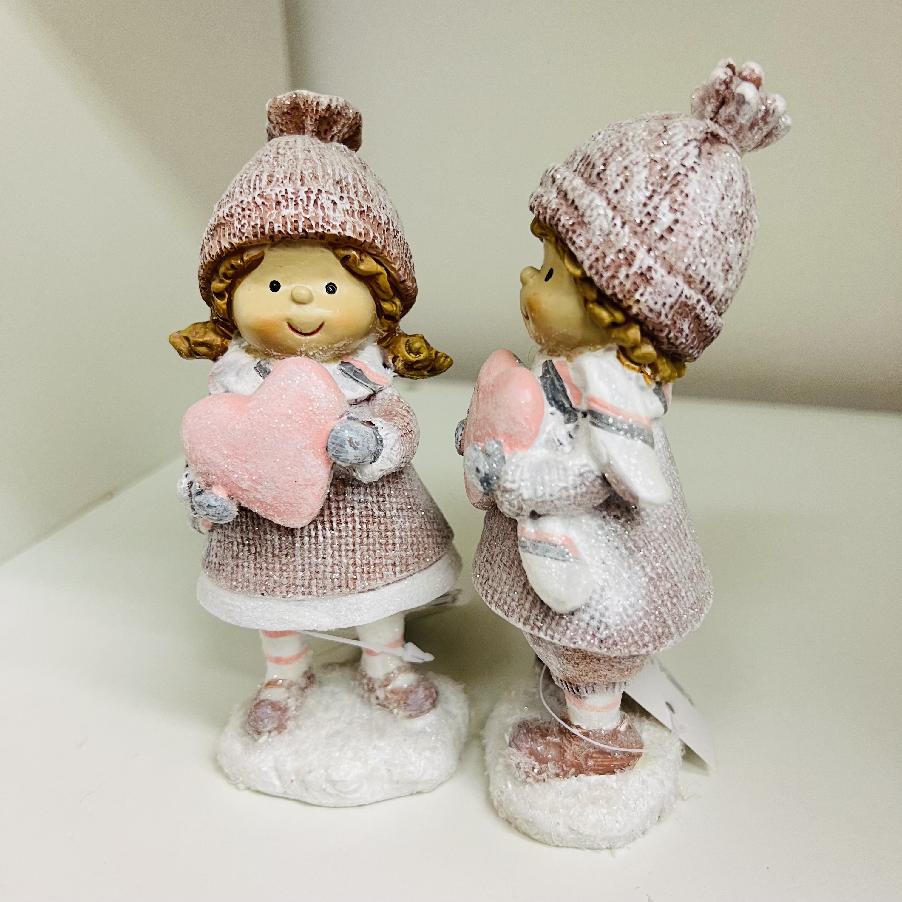 ZIMNÍ DEKORACE FIGURKA STOJÍCÍ DÍVKA NEBO CHLAPEC