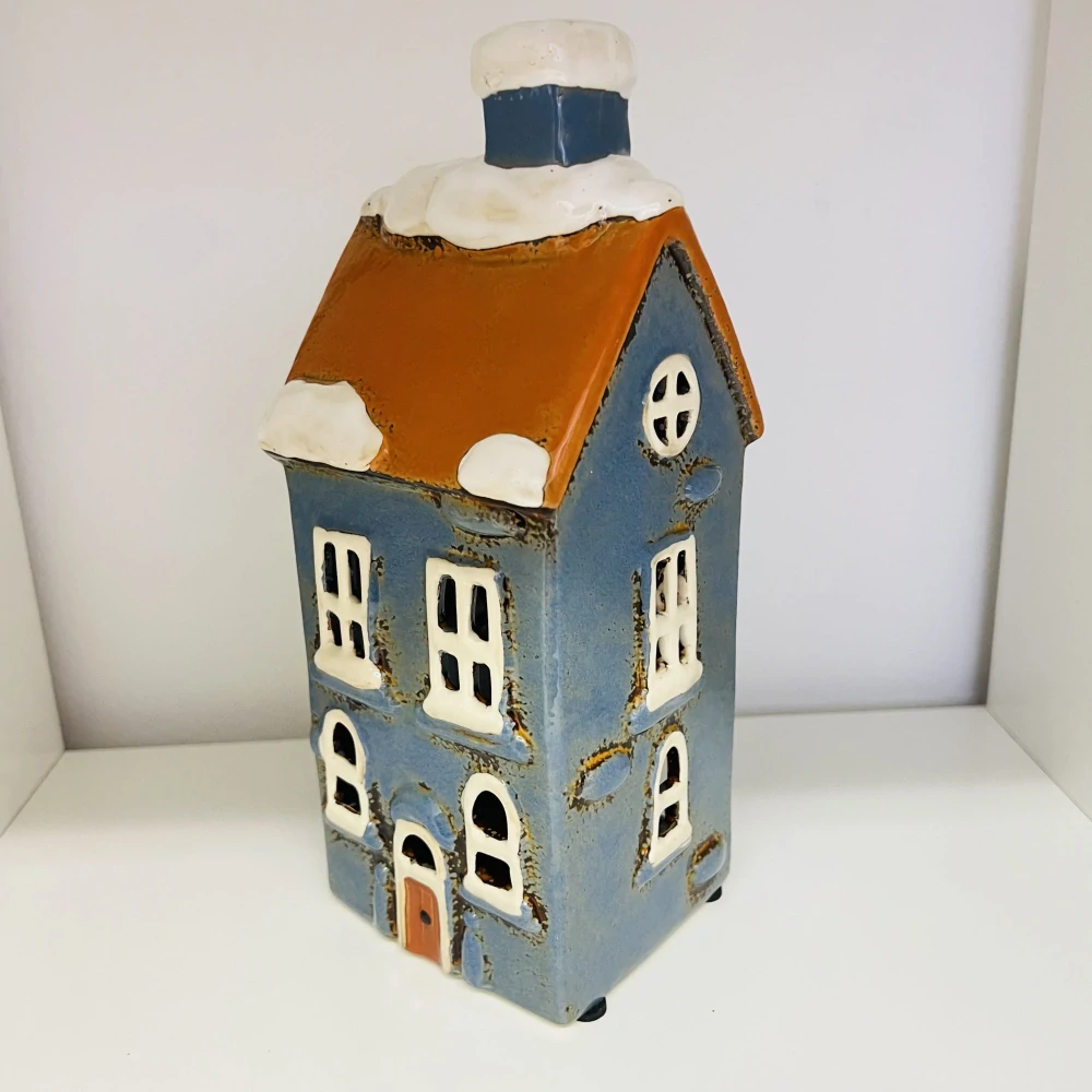 DEKORACE KERAMICKÝ DOMEK NA LIGHT SVÍČKU 