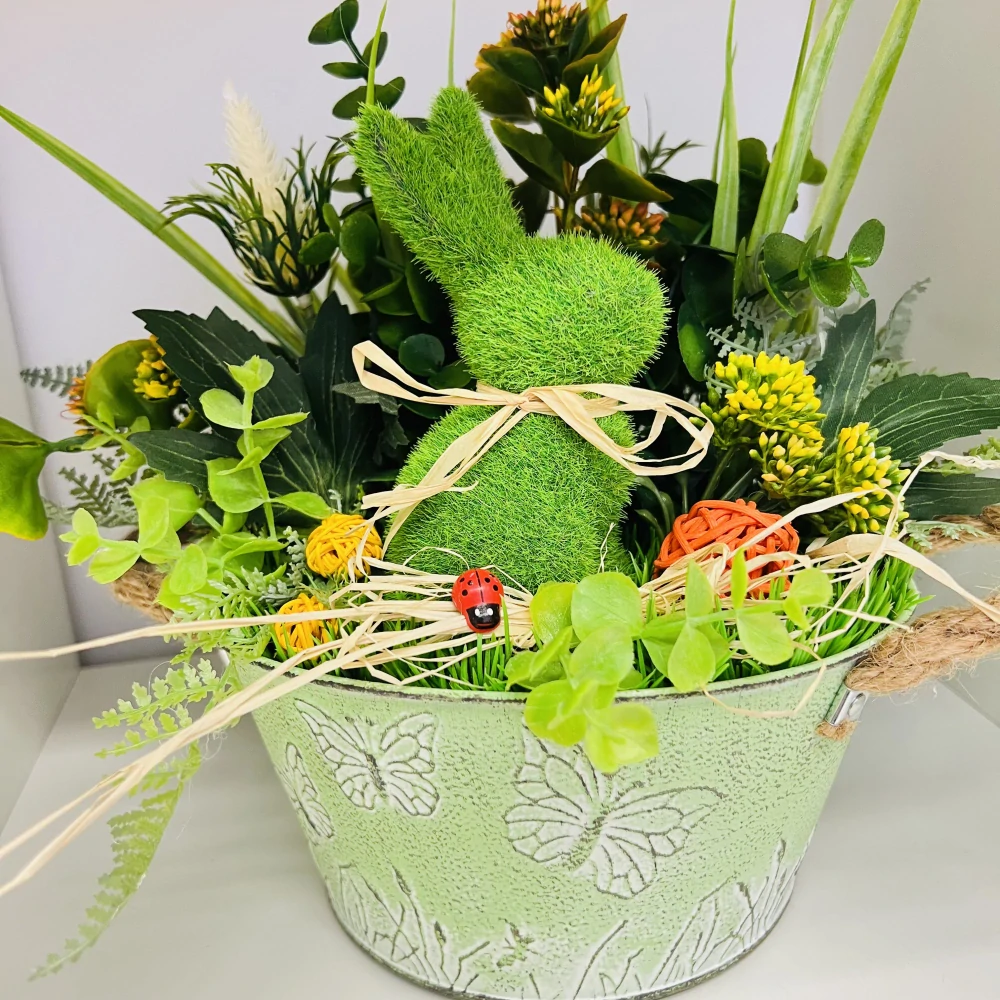 JARNÍ DEKORACE KOŠÍK ZDOBENÝ UMĚLÝMI KVĚTY A ZAJÍČKEM