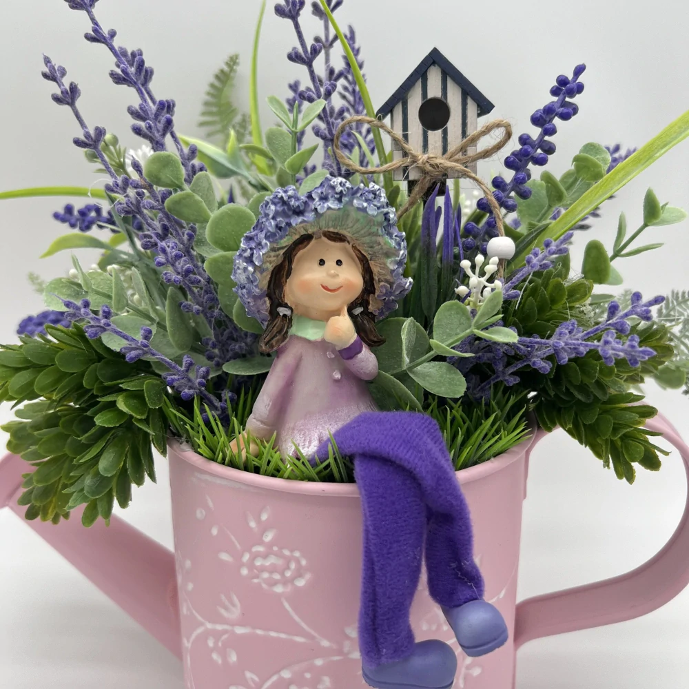 DEKORACE RŮŽOVÁ KONVIČKA ZDOBENÁ UMĚLÝMI KVĚTY A FIGURKOU 