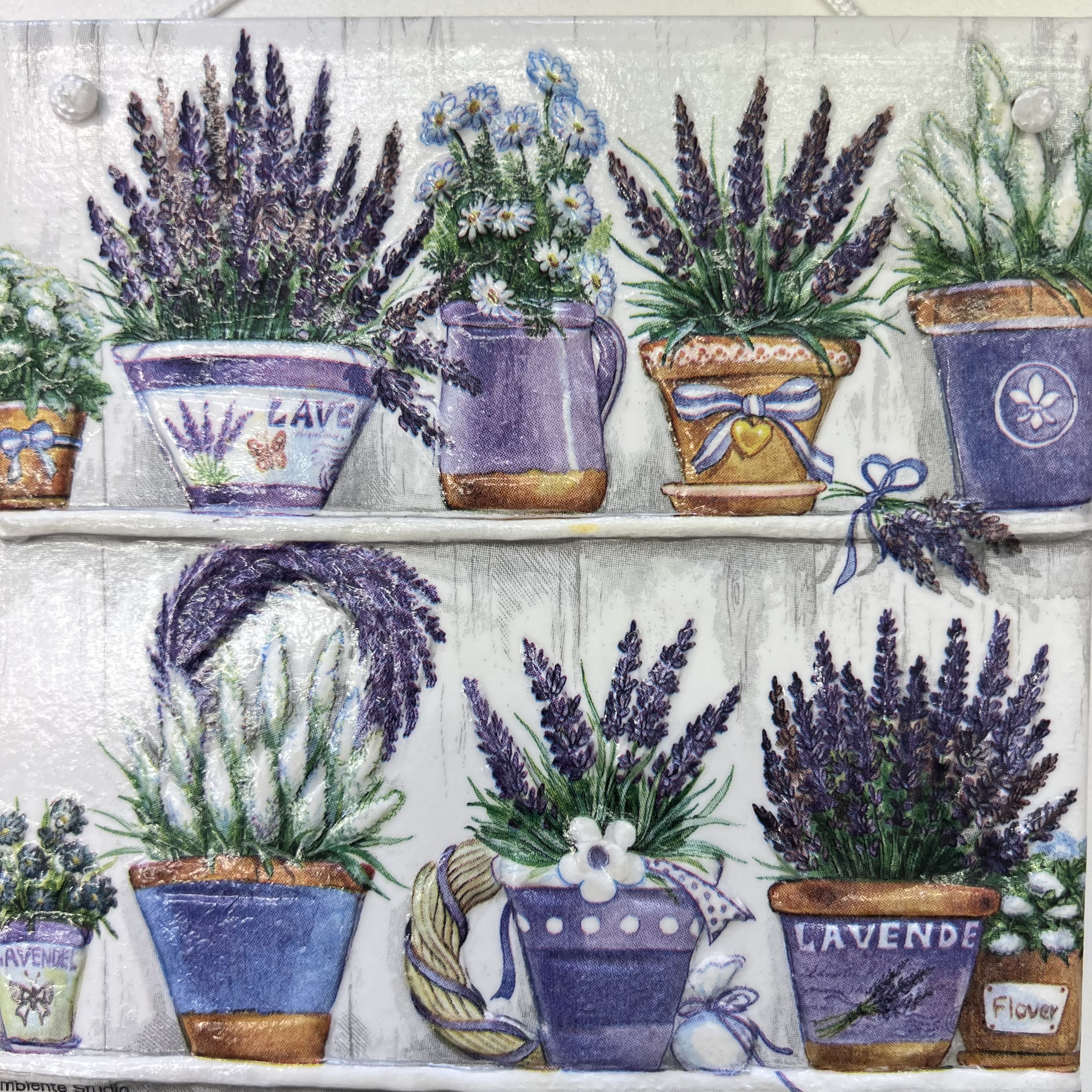 DEKORACE K ZAVĚŠENÍ DLAŽDICE ZDOBENÁ TECHNIKOU DECOUPAGE 3D
