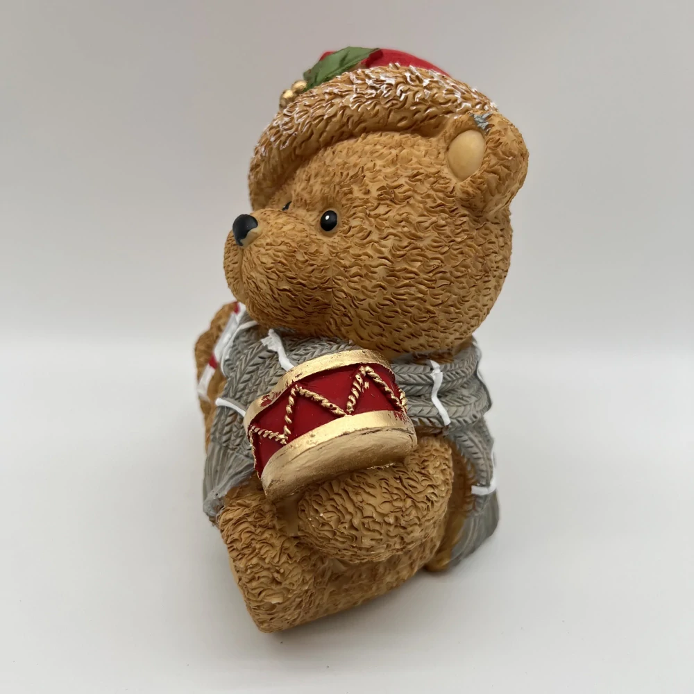 DEKORACE FIGURKA SEDÍCÍHO MEDVÍDKA 