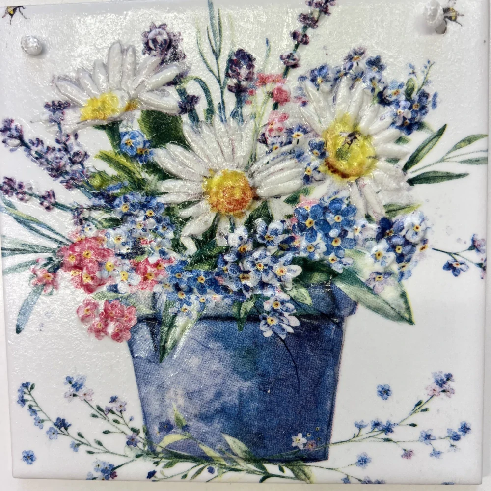 KERAMICKÁ DLAŽDICE ZDOBENÁ TECHNIKOU DECOUPAGE 3D
