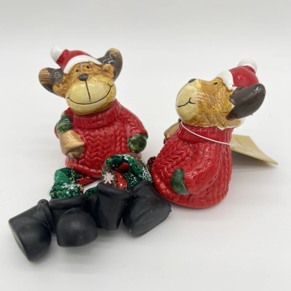 🦌 Keramická figurka sob v červeném svetru 🎄