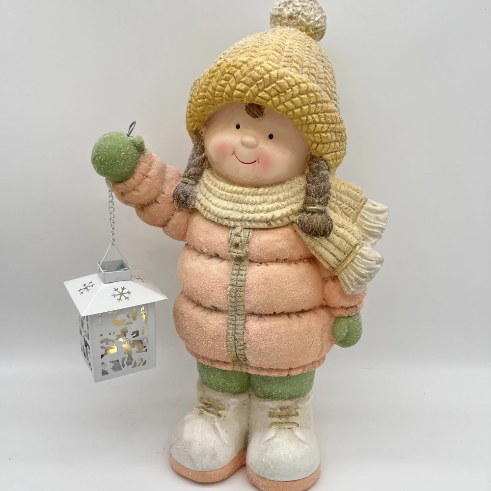 ZIMNÍ DEKORACE FIGURKA DÍVKY S LED LUCERNOU